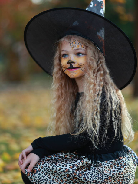 Маленькая девочка празднует Хэллоуин в парке - Фото, изображение