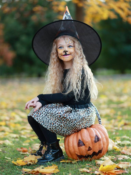 Bambina festeggia Halloween nel parco - Foto, immagini