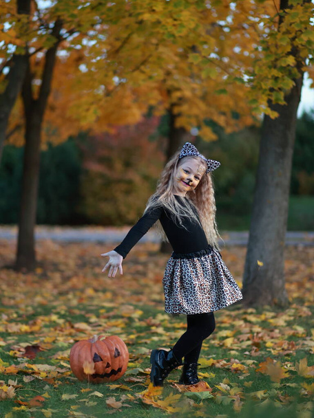 Mała dziewczynka świętuje Halloween w parku - Zdjęcie, obraz