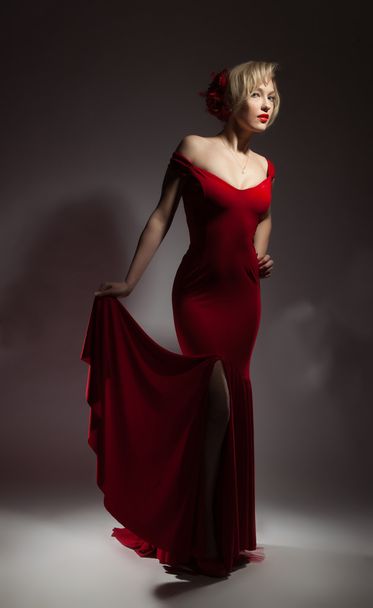 hermosa mujer rubia en vestido rojo - Foto, imagen