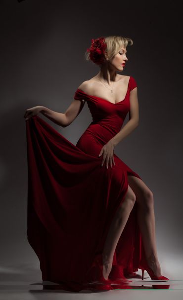 belle femme blonde en robe rouge - Photo, image