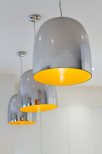 Τρεις χρώμιο και κίτρινο σύγχρονη κουζίνα φωτισμός κρεμαστών κοσμημάτων - Φωτογραφία, εικόνα
