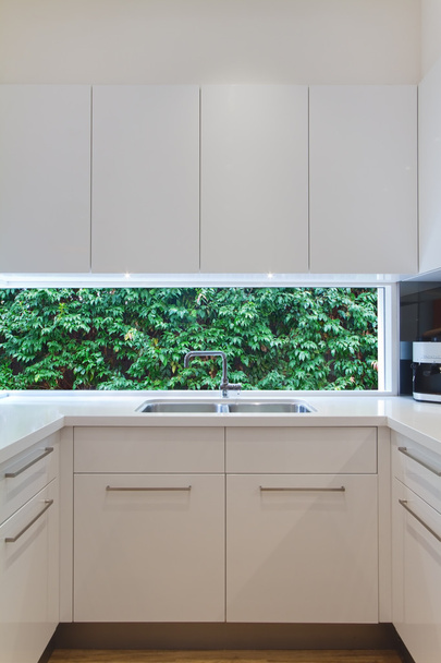 Lakossági kortárs konyhai mosogató, alacsony ablak - Fotó, kép