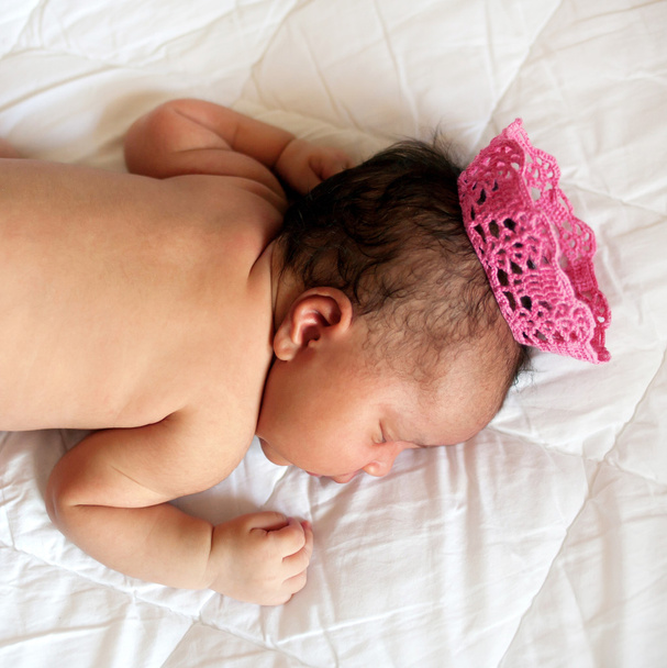 Petit nouveau-né noir dans la couronne
 - Photo, image