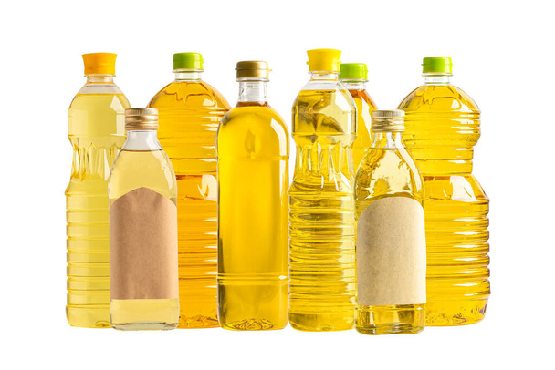 Рослинна олія з оливковою олією в різних пляшках для приготування їжі ізольована на білому тлі з відсічним контуром
. - Фото, зображення