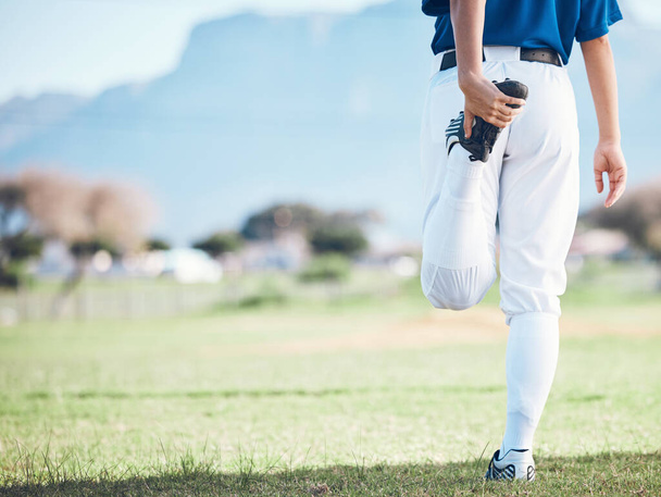 バック,野球,スポーツ選手は,健康的な体の運動で野外で足を伸ばします. ウォームアップ,手と人がスポーツトレーニング,ウェルネスワークアウト,フィットネスでソフトボールのモックアップスペースを開始します. - 写真・画像