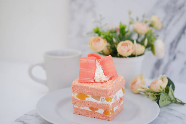 白い背景にケーキと紅茶のカップ,ストックフォト - 写真・画像