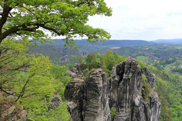 14 de maio de 2023 - Rathen, Suíça saxônica na Alemanha: as pessoas desfrutam das formações rochosas das montanhas de arenito do Elba ao redor da ponte Bastei - Foto, Imagem