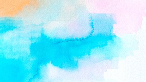 Aquarelle colorée fond de ciel abstrait coucher de soleil avec des nuages gonflés aux couleurs vives arc-en-ciel de rose vert bleu jaune et violet. Bannière de peinture abstraite pour toile et composition - Photo, image