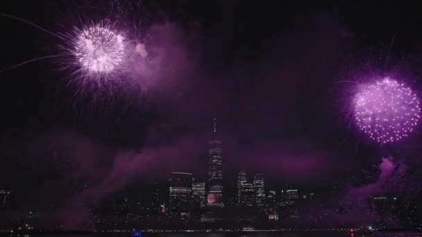 新しい年,ニューヨーク・マンハッタンの花火. マンハッタンのニューヨーク花火。 7月4日 花火について。 ニューヨーク・シティ・スカイライン・マンハッタン。 独立記念日 - 映像、動画