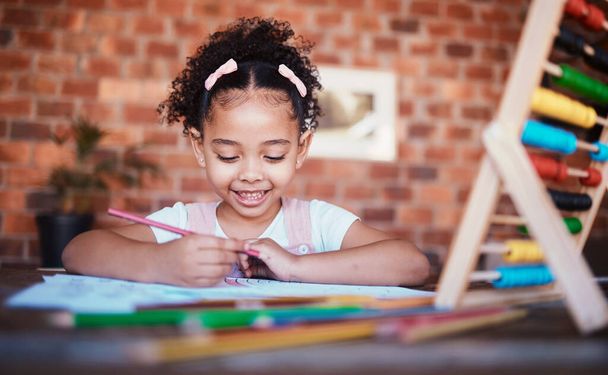 Ev ödevi, yazı ve çocuk gülümsemesi, öğrenme ve proje için mutlu. Genç kız, öğrenci eğitimi ve okul için notları olan bir evde problem çözme ve bilgi geliştirme.. - Fotoğraf, Görsel