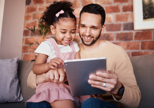 Lapsi, isä ja tabletti oppimiseen sohvalla kotona tai lukeminen verkossa, pelaa peliä tai teknologiaa koulutukseen. Isä, lapsi ja mobiilisovellus opettaa tai streaming sarjakuva ja television katselun. - Valokuva, kuva