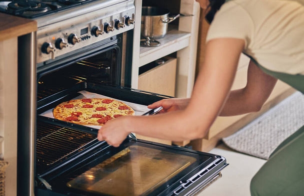 ナポリのパン屋のための家の台所の技術の食糧,レストランおよびファースト フードのための手,オープンオーブンおよびピザのパン屋. 料理,文化,準備プロセスのためのシェフの女性,生地とコペロニパイ. - 写真・画像