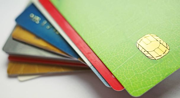 Plastikgeld. Ein Stapel von Kredit- und Debitkarten - Foto, Bild