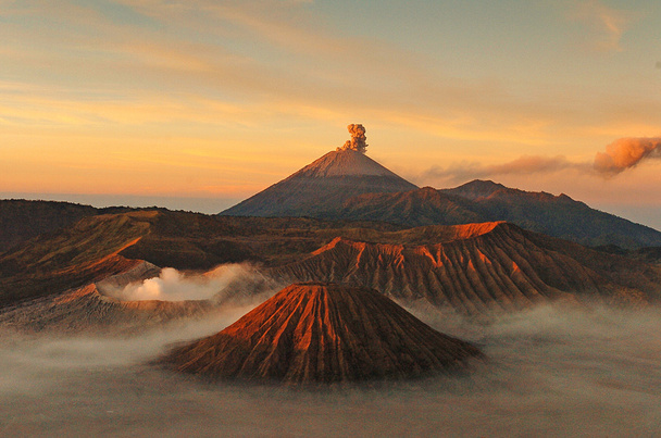 Вулканів гора Semeru і гора бром - Фото, зображення