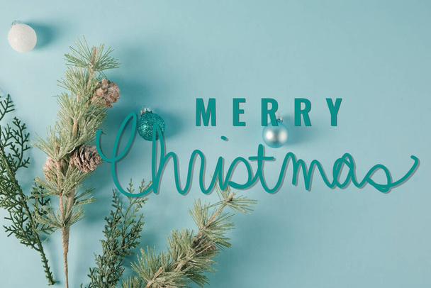 красивая рождественская композиция на светло-голубом фоне - Фото, изображение