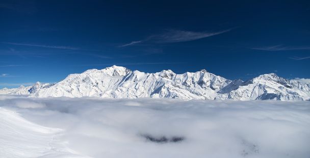 panoraamanäkymät Mont Blancille massiivinen talvella, pilvien yli
 - Valokuva, kuva