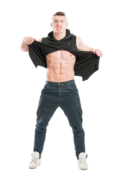 Corpo pieno di un giovane modello maschio muscoloso e arrabbiato
 - Foto, immagini