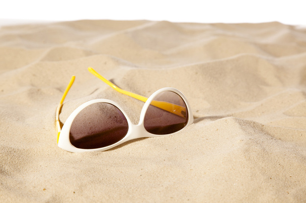 Sunglasses on the beach - Fotoğraf, Görsel