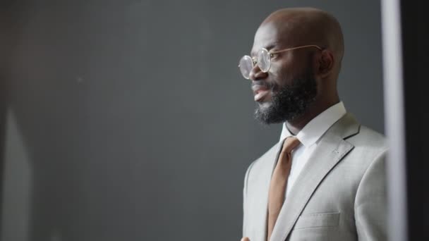 Tilt abajo tiro de hombre de negocios afroamericano en formalwear discutir algo con colega femenina y darle apretón de manos en la oficina - Metraje, vídeo