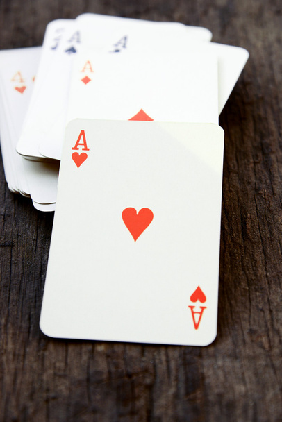 Baraja de cartas sobre fondo de madera (as del corazón
) - Foto, imagen
