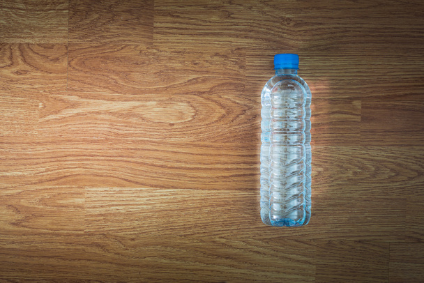 Plastikwasserflasche auf dem Holztisch - Foto, Bild