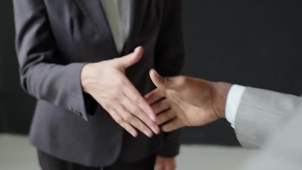 Обрезанный снимок рукопожатия различных бизнесменов и бизнесвумен, сотрудничающих в офисе - Кадры, видео