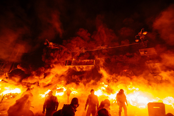 Demonstranten in het vuur - Foto, afbeelding