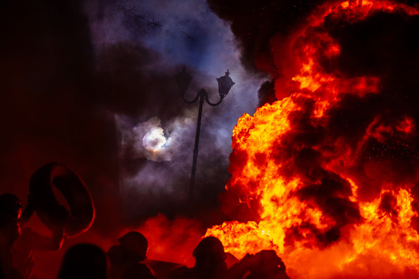 Manifestantes no fogo
 - Foto, Imagem