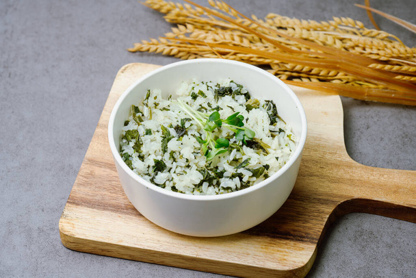 Gondeurenamulbap, w koreańskim stylu Thistle Rice: Wykonane z suszonego gondeure (ostu), pachnącej, dzikiej rośliny górskiej, która jest nasączona wodą i wyciśnięty, danie to serwowane jest z ryżem gotowane z odrobiną oleju perilla i zwieńczona ostu, - Zdjęcie, obraz