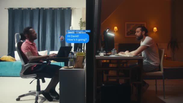 Dos hombres diversos se sientan en las computadoras. Los amigos envían y reciben mensajes en línea en la aplicación de mensajería en PC. Animación 3D de texto en burbujas. Chat por SMS en la red social. Vista de apartamentos separados por pared. - Metraje, vídeo