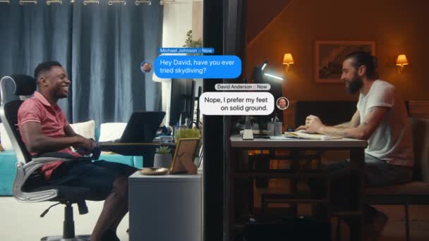 Kaksi monietnistä miestä istuu tietokoneella. Ystävät chattailuun verkossa messenger sovellus PC. 3D VFX animaatio viestejä kuplia. Viestintä sosiaalisessa verkostossa. Näkymä huoneistot erotettu seinään. - Materiaali, video