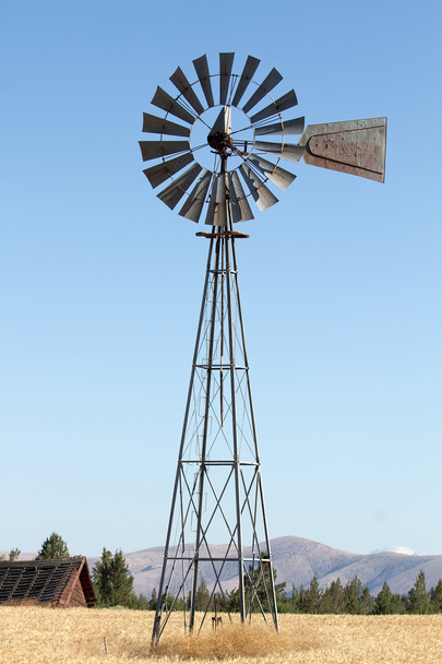 Moinho de vento em Farmland
 - Foto, Imagem