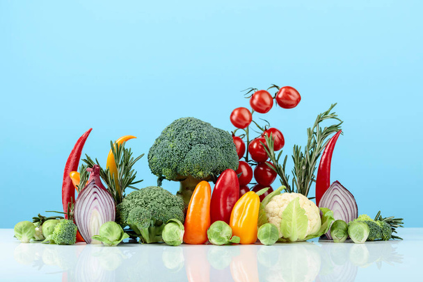 Složení různé syrové zeleniny. Konceptuální obraz na téma vegetariánství. - Fotografie, Obrázek