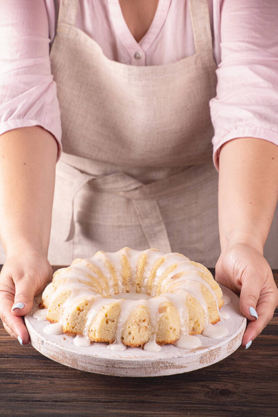 Ledový cukrový dort na tácu v rukou ženy - Fotografie, Obrázek