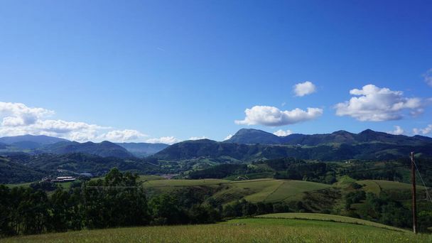 Krajobraz wiejski i przyroda na trasie GR121 z Zumai do Deby w Kraju Basków - Zdjęcie, obraz