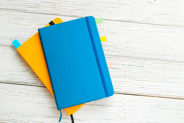 Notitieboek dagboek voor planning in blauw en geel. - Foto, afbeelding