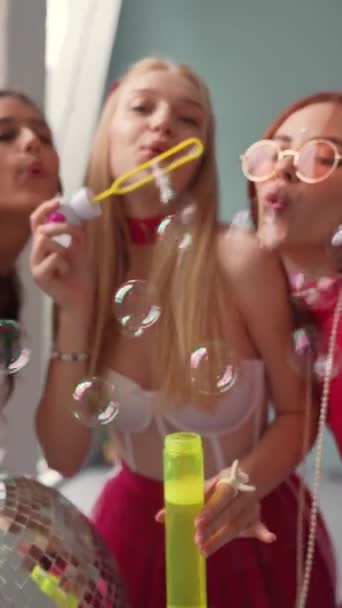 Em trajes inspirados em bonecas, as meninas em roupas rosa dançam com uma bola de discoteca e bolhas de sabão brincalhão. Imagens 4k de alta qualidade - Filmagem, Vídeo