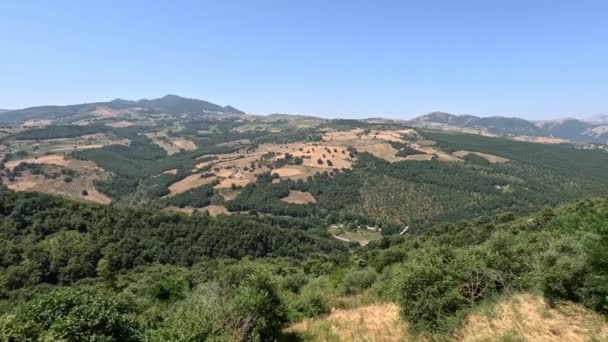 Het landschap van Basilicata gezien vanaf Baragiano, een klein dorpje in de provincie Potenza, Italië. - Video