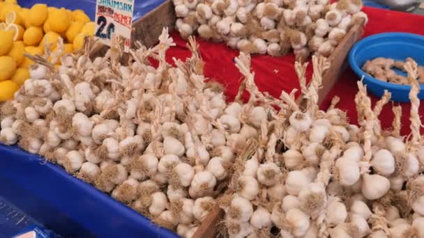 prodej česneku na zemědělském trhu v istanbulu . - Záběry, video
