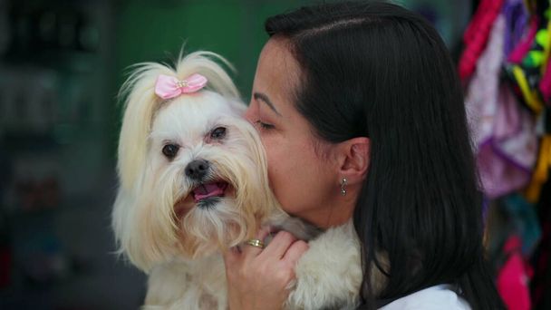 Glückliche Frau umarmt ihren kleinen Hund. Ehrlicher Moment der Zuneigung und Fürsorge für die Shih-Tzu-Rasse - Foto, Bild