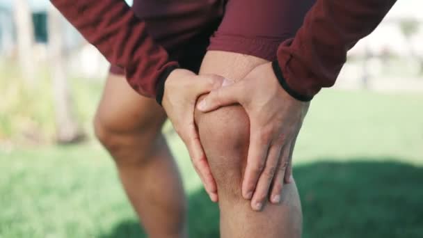 Δρομέας, πόνος στο γόνατο και γυμναστήριο υπαίθρια με τραυματισμό, αθλητικό ατύχημα και προπόνηση. Υγεία του σώματος, τρέξιμο και άσκηση έκτακτης ανάγκης με πρόσωπο που κατέχει κοινό και μυ από κάταγμα ή φλεγμονή. - Πλάνα, βίντεο