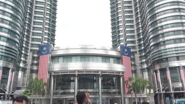 Kuala Lumpur, Malaysia-August 12 2023: Die Petronas Towersor Menara Berkembar Petronasal, die Petronas Twin Towerundumgangssprachlich die KLCC Twin Towers. - Filmmaterial, Video