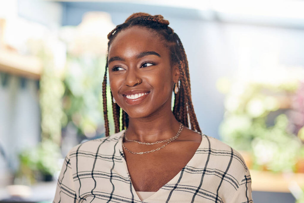Lachen, denken en een jonge zwarte vrouw met idee, geluk en positieve houding. Gelukkige student of Afrikaan met vrijheid, toekomstplan en vertrouwen voor startup carrière, geheugen of motivatie. - Foto, afbeelding