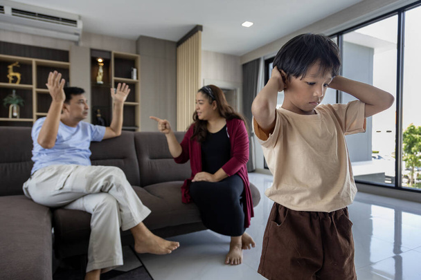 Ázsiai család családon belüli erőszak, miközben a szülő verbális bántalmazás és harc, sikoltozik a gyerek előtt mérgező kapcsolat, boldogtalan pár és baj alkoholisták koncepció - Fotó, kép