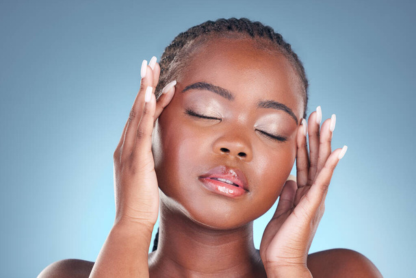 Czarna kobieta, uroda i wellness twarzy z kosmetykami, makijaż i dermatologia leczenia. Studio, modelka relaks i afrykańska kobieta z pielęgnacją skóry, twarzy i niebieskiego tła z pielęgnacją skóry blask. - Zdjęcie, obraz