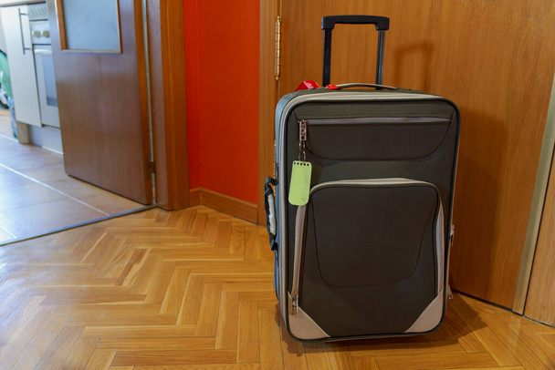 Gros plan d'une valise à la porte d'une maison - Photo, image