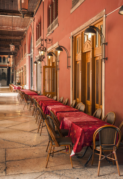 Mesas de restaurante al aire libre en Treviso Italia
 - Foto, Imagen