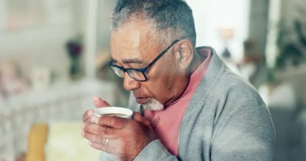 Ανώτερος άνθρωπος, σπίτι και καφέ, άρωμα και να χαλαρώσετε από το παράθυρο το πρωί στο σπίτι. Τσάι, ποτό και ηλικιωμένα άτομα με εσπρέσο, υγρό και αρωματικό ποτό, απολαμβάνοντας καφεΐνη ή καπουτσίνο κατά τη συνταξιοδότηση. - Πλάνα, βίντεο