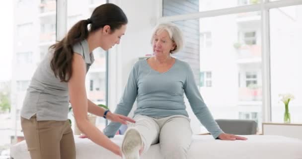 Kobieta, fizjoterapeuta i nogi rehabilitacja starszego pacjenta, porady lekarskie i usługi fizjoterapeutyczne. Fizjoterapia, ocena stanu zdrowia i uzdrawiający ból kolana spowodowany zapaleniem stawów. - Materiał filmowy, wideo